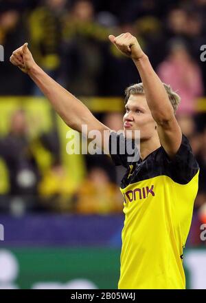 Dortmund, Deutschland. Februar 2020. Erling Haaland aus Dortmund feiert nach der UEFA Champions League-Runde am 18. Februar 2020 im ersten Spiel zwischen Borussia Dortmund und Paris Saint-Germain in Dortmund. Credit: Joachim Bywaletz/Xinhua/Alamy Live News Stockfoto