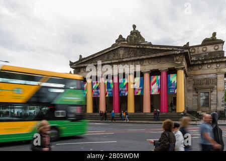 Edinburgh Scotland - 13. September 2019: Scottish National Gallery mit bunten Bannern, die eine Ausstellung von Bridget Riley, Edinburgh UK Septe ankündigen Stockfoto