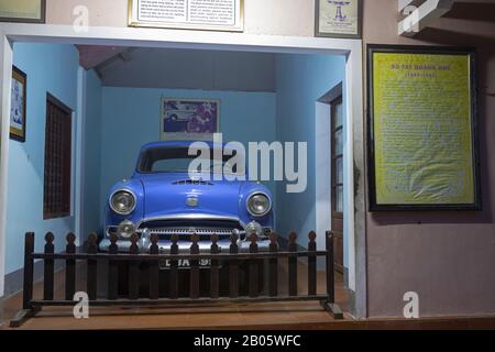 Blue Austin Car, in dem der buddhistische Mönch Thich Quang Duc 1963 nach Saigon gefahren wurde, brannte sich aus Protest gegen das Diem-Regime aus Stockfoto