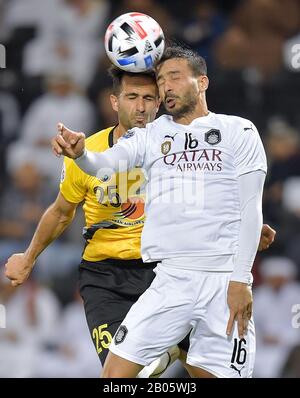 Doha, Katar. Februar 2020. Boualem Khoukhi (R) von Al Sadd Vies für den Ball mit Ali Ghorbani von Sepahan während des Fußballspiels der AFC Asian Champions League Gruppe D zwischen dem Al Sadd SC von Katar und dem iranischen Sepahan SC in Doha, Katar, 18. Februar 2020. Kredit: Nikku/Xinhua/Alamy Live News Stockfoto