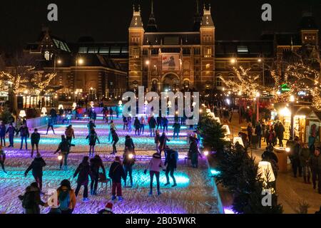 Schlittschuhlaufen in Amsterdam vor dem Rijksmuseum Stockfoto