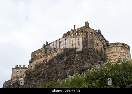 Edinburgh Scotland - 13. September 2019: Edinburgh Castle dominiert die Skyline der Stadt Edinburgh, Großbritannien 13. September 2019 Stockfoto