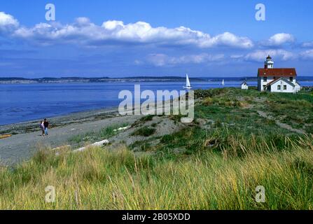 USA, WASHINGTON, PORT TOWNSEND, FORT WORDEN STATE PARK, STRAND, BLICK AUF DEN LEUCHTTURM POINT WILSON Stockfoto