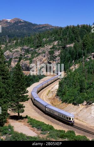 USA, KALIFORNIEN, AMERICAN ORIENT EXPRESS IM EMIGRANT-GAP-TUNNEL (YUBA GAP) Stockfoto