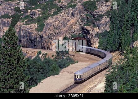 USA, KALIFORNIEN, AMERICAN ORIENT EXPRESS IN YUBA GAP, TUNNEL Stockfoto