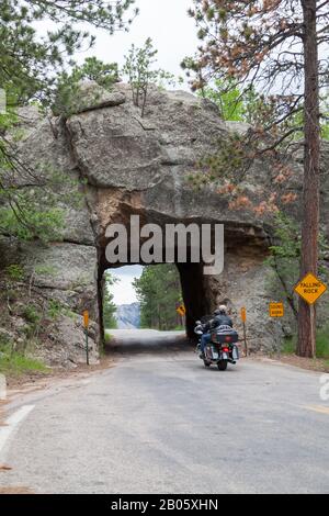 Keystone, SOUTH DAKOTA - 27. Juni 2014: Ein Motorrad fährt durch den Scovel Johnson-Tunnel auf der Iron Mountain Road mit Blick auf Mount Rushmore in Keysto Stockfoto