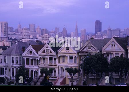 USA, KALIFORNIEN, SAN FRANCISCO, VIKTORIANISCHE HÄUSER, "PAINTED LADIES" Stockfoto
