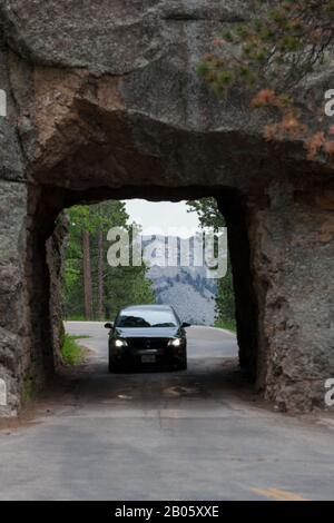 Keystone, SOUTH DAKOTA - 27. Juni 2014: Ein Auto fährt durch den Scovel Johnson-Tunnel an der Iron Mountain Road mit Blick auf Mount Rushmore in Keystone, SD Stockfoto