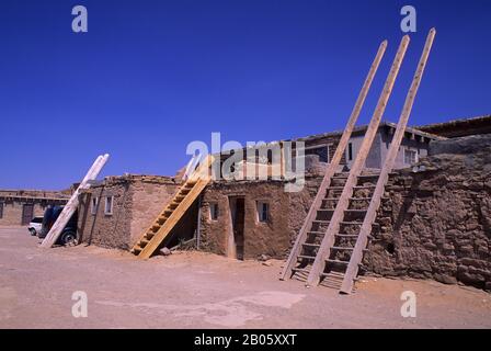 USA, NEW MEXICO, PUEBLO VON ACOMA, 'SKY CITY', HÄUSER MIT LEITER Stockfoto