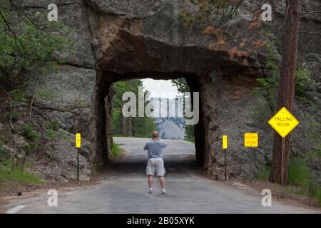 Keystone, SOUTH DAKOTA - 27. Juni 2014: Ein Tourist fotografiert durch den Scovel Johnson-Tunnel an der Iron Mountain Road mit Blick auf Mount Rushmore Stockfoto