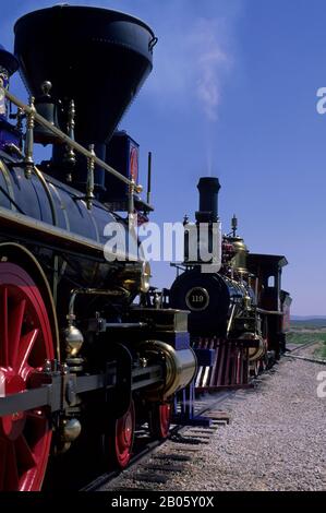 Die Dampfmaschine Union Pacific Nr. 119 und der Jupiter (offiziell bekannt als Central Pacific Railroad #60, beide gebaut im Jahr 1868) machten Geschichte, um sich bei P zu treffen Stockfoto