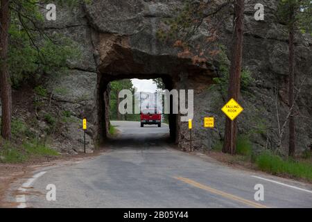 Keystone, SOUTH DAKOTA - 27. Juni 2014: Ein Lastwagen fährt durch den Scovel Johnson-Tunnel auf der Iron Mountain Road mit Blick auf Mount Rushmore in Keystone, S Stockfoto