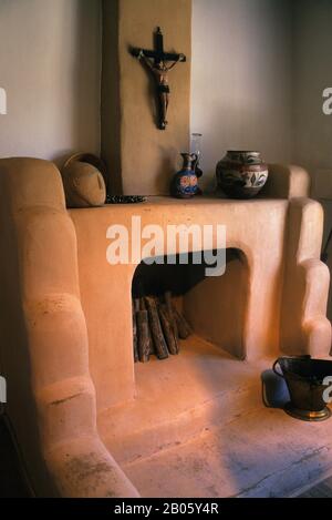 USA, NEW MEXICO, TAOS, BLUMENSCHEIN HOME & MUSEUM, INTERIEUR, ADOBE KAMIN Stockfoto