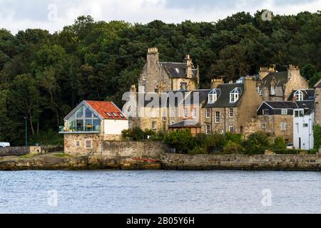 South Queensferry, Schottland - 16. September 2019: Nachmittagsansicht der schönen Häuser am Ufer des South Queensferry, Großbritannien 16. September 2019 Stockfoto