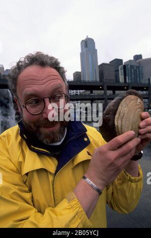 USA, WASHINGTON, SEATTLE, DAVID GORDON MIT GEODUCK, SEATTLE SKYLINE IM HINTERGRUND Stockfoto