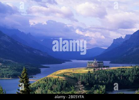 KANADA, ALBERTA, WATERTON NP, WATERTON LAKE MIT PRINCE OF WALES HOTEL Stockfoto