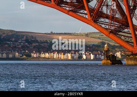 South Queensferry, Schottland - 16. September 2019: Blick auf Northqueensferry Form unter dem Firth of Forth, UK 16. September 2019 Stockfoto