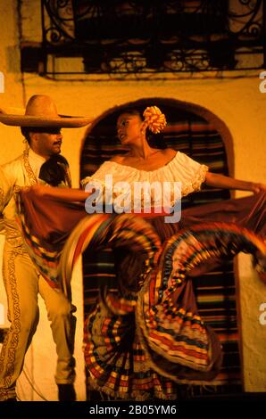 MEXIKO, PUERTO VALLARTA, MEXIKANISCHE FIESTA, TÄNZER Stockfoto