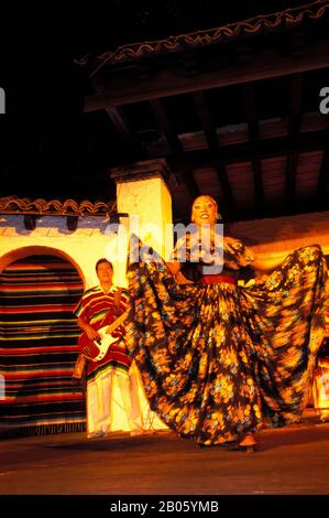 MEXIKO, PUERTO VALLARTA, MEXIKANISCHE FIESTA, TÄNZER Stockfoto