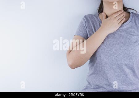 Closeup Frau Hand berührt den Hals Halsschmerzen leiden. Gesundheit und medizinische Konzept. Stockfoto