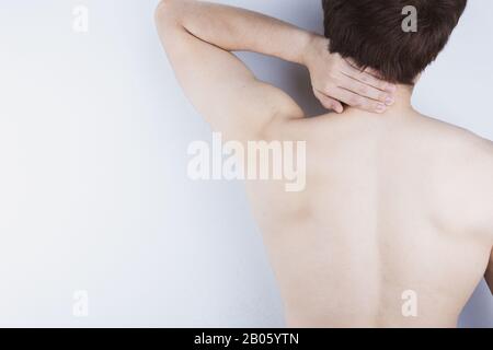 Nahaufnahme der Mensch Leiden, Nacken- und Schulterschmerzen. Gesundheit und medizinische Konzept. Stockfoto
