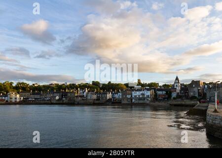 South Queensferry, Schottland - 16. September 2019: Nachmittagsansicht der schönen Häuser am Ufer des South Queensferry, Großbritannien 16. September 2019 Stockfoto