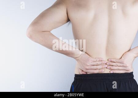 Nahkämpfer leiden unter Schmerzen im unteren Rücken. Gesundheitswesen und medizinisches Konzept. Stockfoto