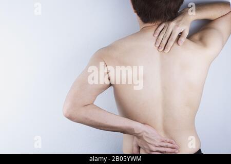 Nahkämpfer leiden unter Schmerzen im unteren Rücken und Nacken. Gesundheitswesen und medizinisches Konzept. Stockfoto