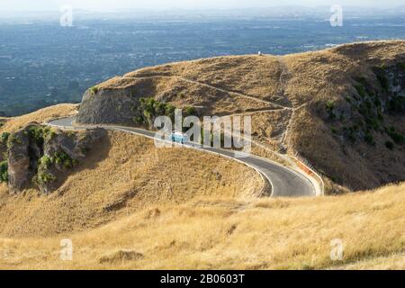 Hastings New Zealand - 16. Februar 2020; Blauer und weißer VW Kombi steigt den Te Mata Peak in der Hawkes Bay, Neuseeland, mit Blick auf die Landschaft über das umgebende h herab Stockfoto