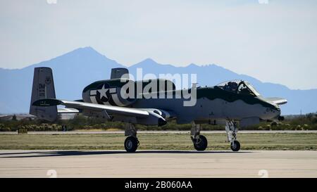 Das A-10C Thunderbolt II Demonstrationsteam der US-Luftwaffe fliegt auf der Fluglinie auf der Davis-Monthan Air Force Base, Arizona, 18. Februar 2020. Die A-10 wurde in Anlehnung an eine P-51 Mustang aus der Zeit des zweiten Weltkriegs in einer Hommage an das Erbe neu gestrichen. (USA Luftwaffenfoto von Airman 1st Class Jacob T. Stephens) Stockfoto