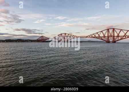 South Queensferry, Schottland - 16. September 2019: Ikonische Eisenbahnbrücke mit Auslegern, die den Firth of Forth östlich von Edinburgh überquert, Großbritannien 16. September 20 Stockfoto