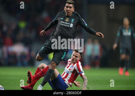 Madrid, Spanien. Februar 2020. Madrid, Spanien; 18.02.2020.- Atlético de Madrid vs. Liverpool 1. Spieltag der Champions League in der Wanda Metropolitan, Madrid.Formento Firmino Liverpool und Saul Niguez Atletico de Madrid. Endstand 1-0 Atletico de Madrid Sieger. Credit: Juan Carlos Rojas/Picture Alliance weltweite Nutzung / dpa / Alamy Live News Stockfoto