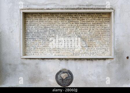 Alte Tafel mit religiöser Segensschrift an der Wand im italienischen Dorf Riomaggiore Stockfoto