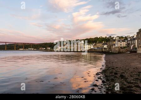 South Queensferry, Schottland - 16. September 2019: Nachmittagsansicht der schönen Häuser am Ufer des South Queensferry, Großbritannien 16. September 2019 Stockfoto