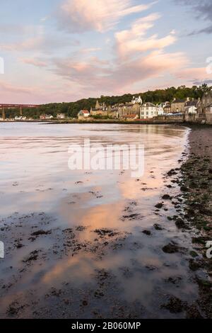 South Queensferry, Schottland - 16. September 2019: Nachmittagsansicht der schönen Häuser am Ufer des South Queensferry, Großbritannien 16. September 2019 Stockfoto