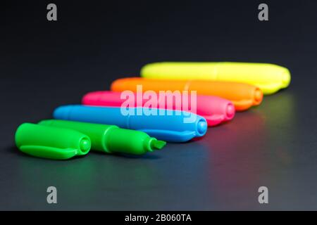 Farbiger Markierer Highlighter in Gelb-Grün-Blau-Pink und Isoliert Stockfoto