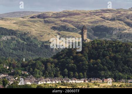 Stirling, Schottland - 17. September 2019: Schöne Aussicht auf das Wallace Monument, das Tall auf Abbey Craig mit Blick auf Stirling, UK September, angibt Stockfoto