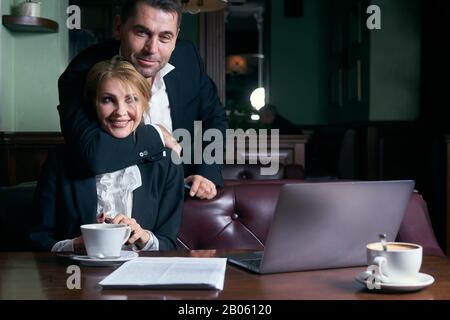 Business-Leute reden über Kaffee in einem café Stockfoto