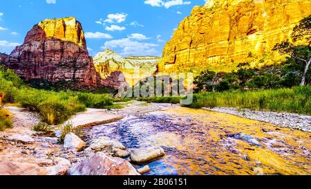 Sonnenuntergang über dem Zion Canyon mit Virgin River und Mt. Majestätischer Blick vom Emerald Pool Trail entlang des Virgin River im Zion National Park, Utah Stockfoto