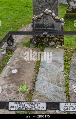 Balquhidder, Schottland - 17. September 2019: Gräber von Rob Roy MacGregor, seiner Frau Mary und seinen Söhnen Colll und Robin, Großbritannien 17. September 2019 Stockfoto