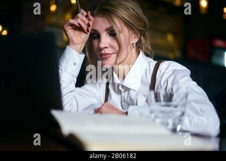 Aufmerksame Oberin arbeitet im Café Stockfoto