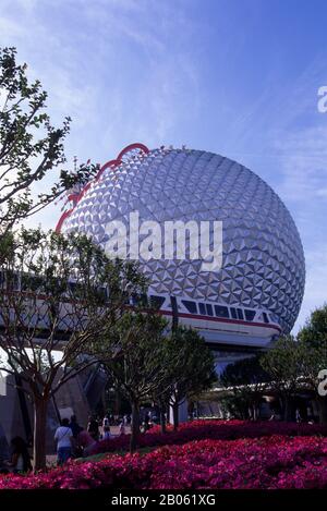 USA, FLORIDA, ORLANDO, DISNEY WORLD, EPCOT, RAUMSCHIFF EARTH DOME, MONORAIL Stockfoto