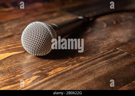 Comedy oder Music Show bei Nacht mit Mikrofon und Blue Lights Nachtleben Stockfoto