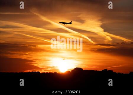 Peking, USA. Februar 2020. Ein Flugzeug ist bei Sonnenuntergang in Washington, DC, den Vereinigten Staaten, 17. Februar 2020 zu sehen. Kredit: Liu Jie/Xinhua/Alamy Live News Stockfoto