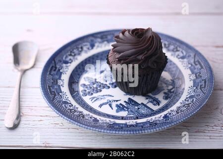 Nahaufnahme des Tassenkuchen auf dem Teller Stockfoto