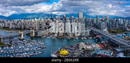 Mit Blick auf False Creek, Granville Island und Yaletown, Vancouver, British Columbia, Kanada Stockfoto