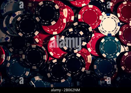 Großer Pot an Poker-Chips in der Spielhalle Stockfoto