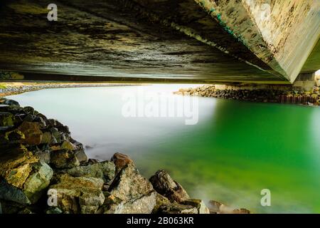 Strand Mist Green Swamp Unter Betonüberführung Stockfoto