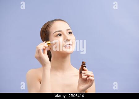 Junge hübsche Frau erhalten spezielle Haut Behandlung im Beauty Salon. Schöne Mädchen Anwendung eye serum Stockfoto