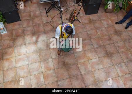 Stadt Cesis, Lettland. Mann spielt djembe in der Partei.14.02.2020 Stockfoto